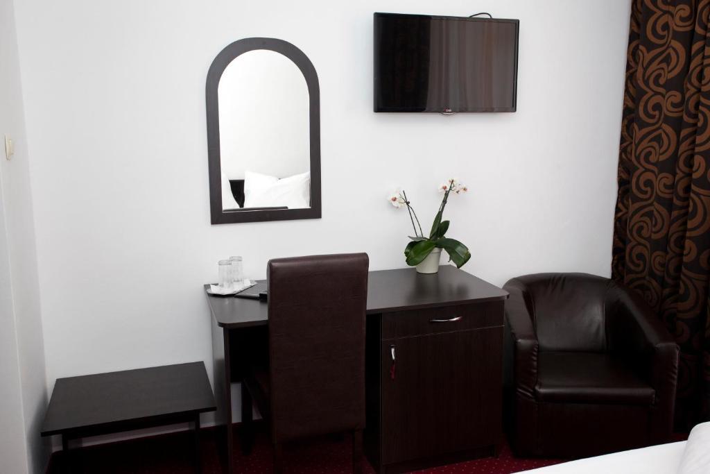 Hotel Terra Oradea Oda fotoğraf